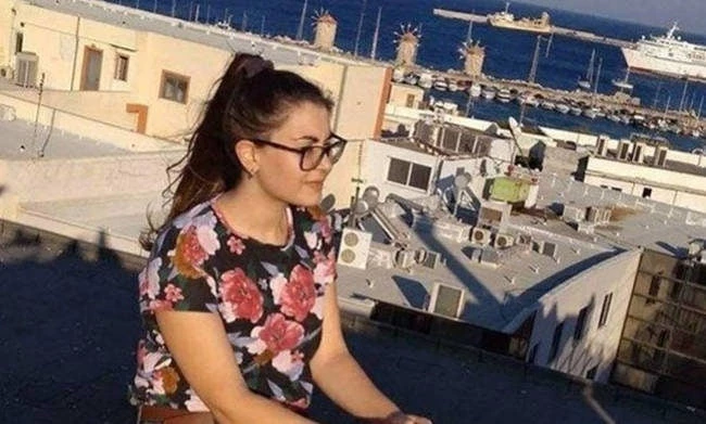 Σπαρακτική η κηδεία της φοιτήτριας – Ανατριχιαστικές εικόνες από την παραλία που βρέθηκε η σορός